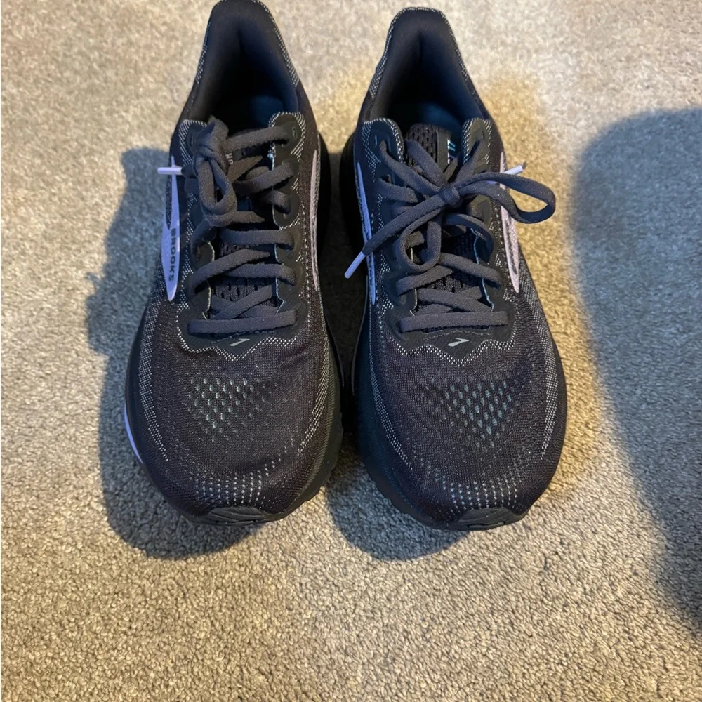 Women’s 8.5 brooks ghost. Wore once for a few minutes.